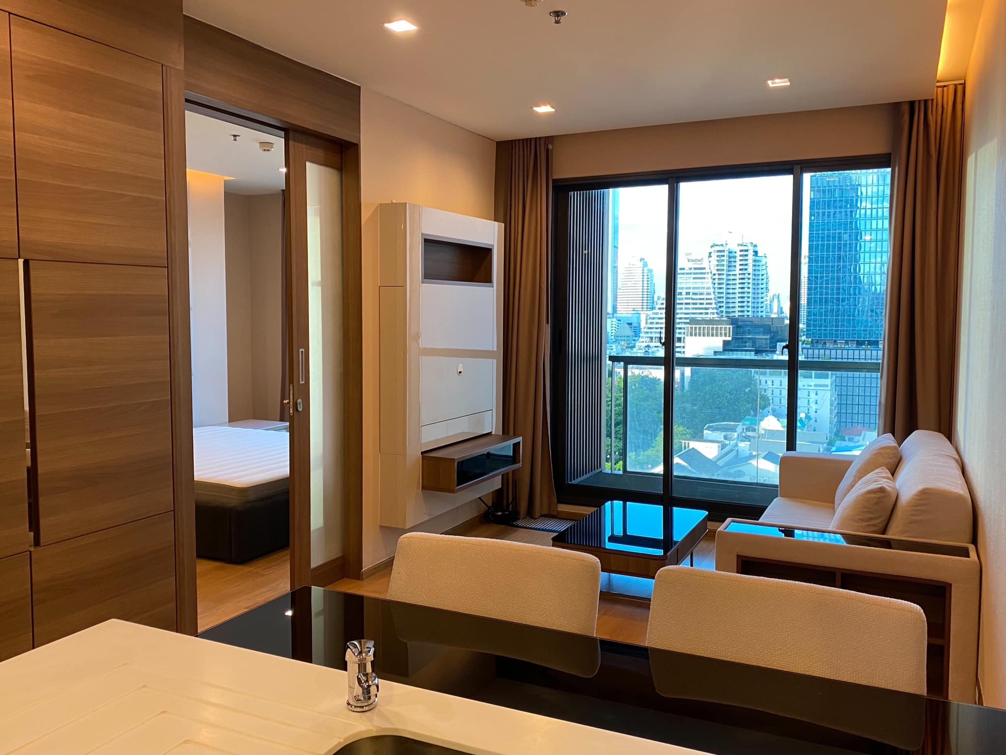 ให้เช่าห้องตกแต่งครบวิวสวยพร้อมอยู่สอบถามแอด Line ID : Smile-easy ที่ The Address Sathorn