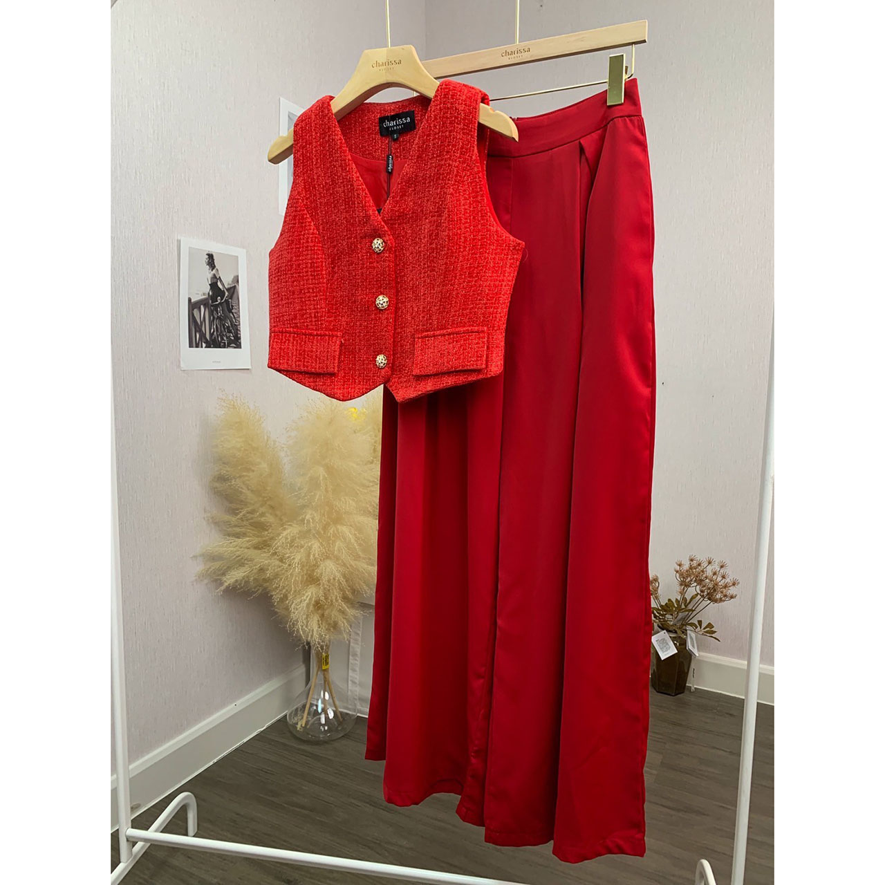 kudapy เซ็ทเสื้อสีแดง แขนกุดผ้าทวิตกระดุมทองเข้ารูป กางเกงขายาวทรงปล่อย ใส่ทำงานหรือไปคาเฟ่ได้ทุกลุคจ