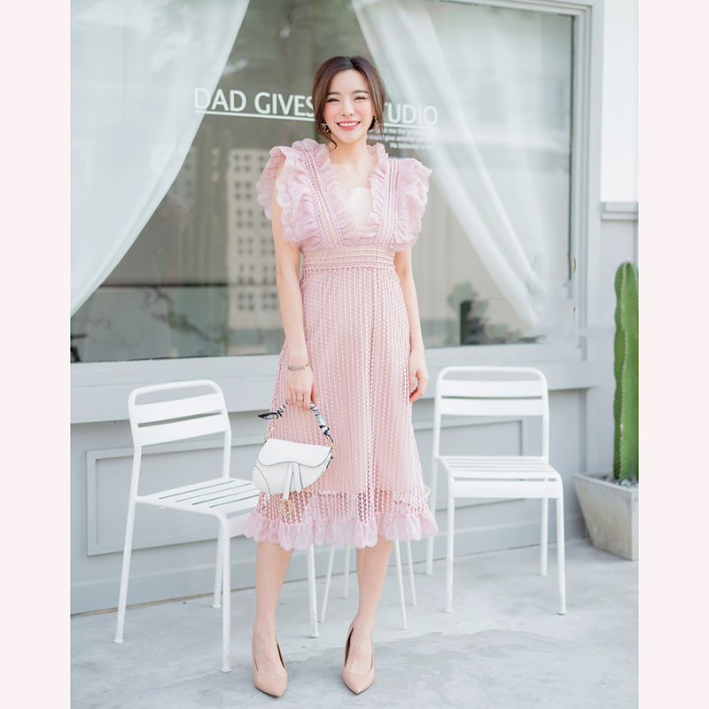 kudapy เดรสยาวสีชมพู/สีแดง/สีขาว แขนกุ ผ้าดลูกไม้แต่งระบาย2ชั้น ซับในสีครีม เดรสยาวคลุมเข่า