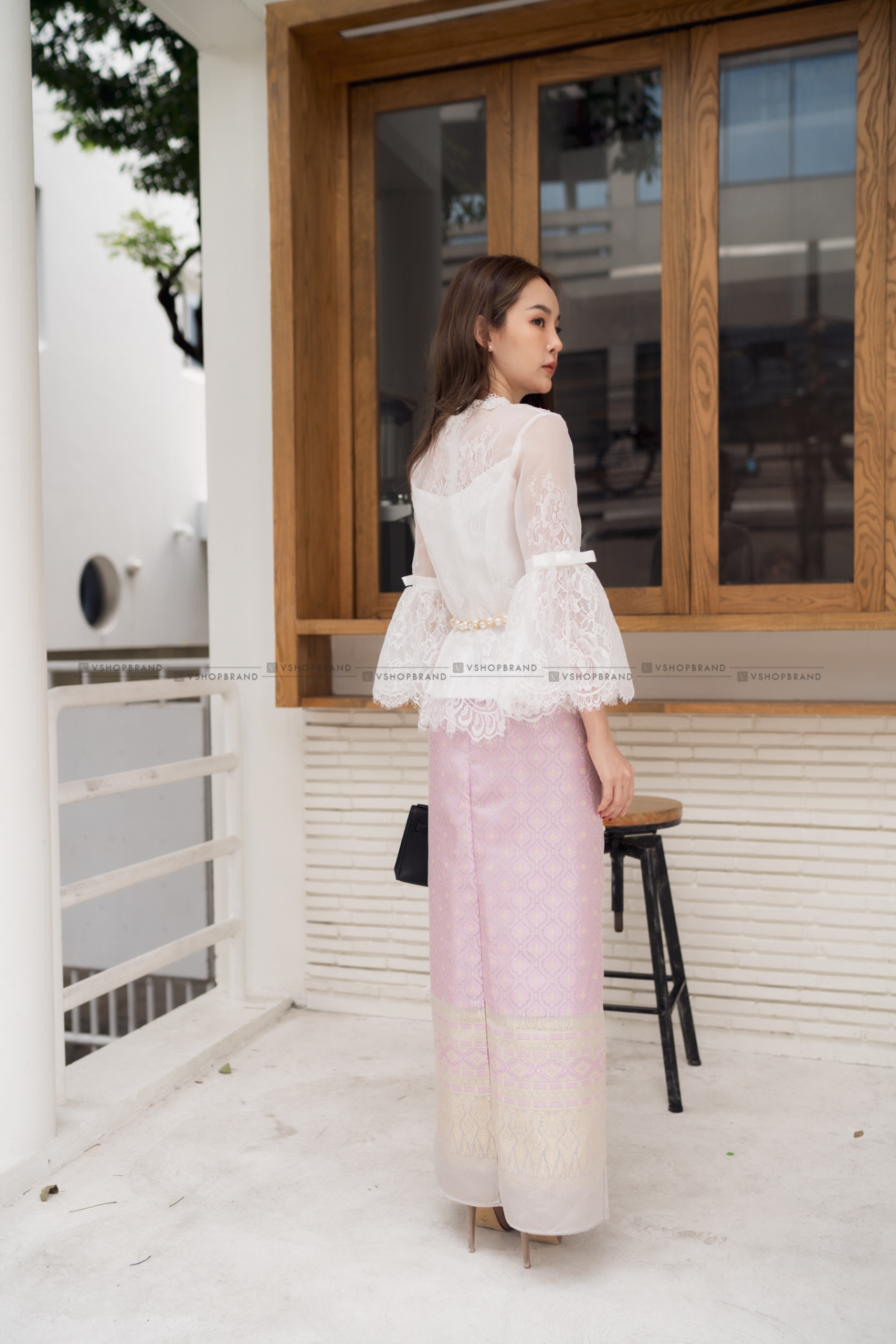 kudapy ชุดเซตไปงานแต่งสีขาว/สีชมพู set เสื้อลูกไม้แขนกระดิ่งยาวสามส่วน+ผ้าถุงผ้าไหมอิตาลี งานสวยเนี๊ยบมาก