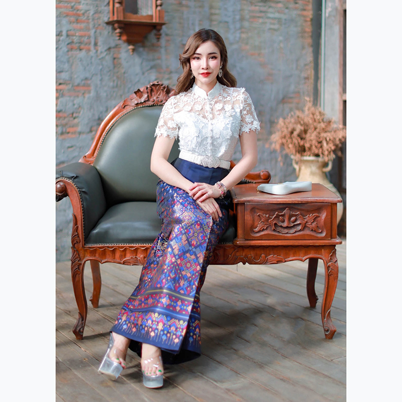 kudapy เซทลูกไม้ปัก 3D ดอกลอย ยกนูน คอจีน ซับใน 2 ชั้น อย่างดี แต่งมุขเรียงยาวถึงชายเสื้อ ซิปหลัง /ผ้าถุงสำเร็จรูป