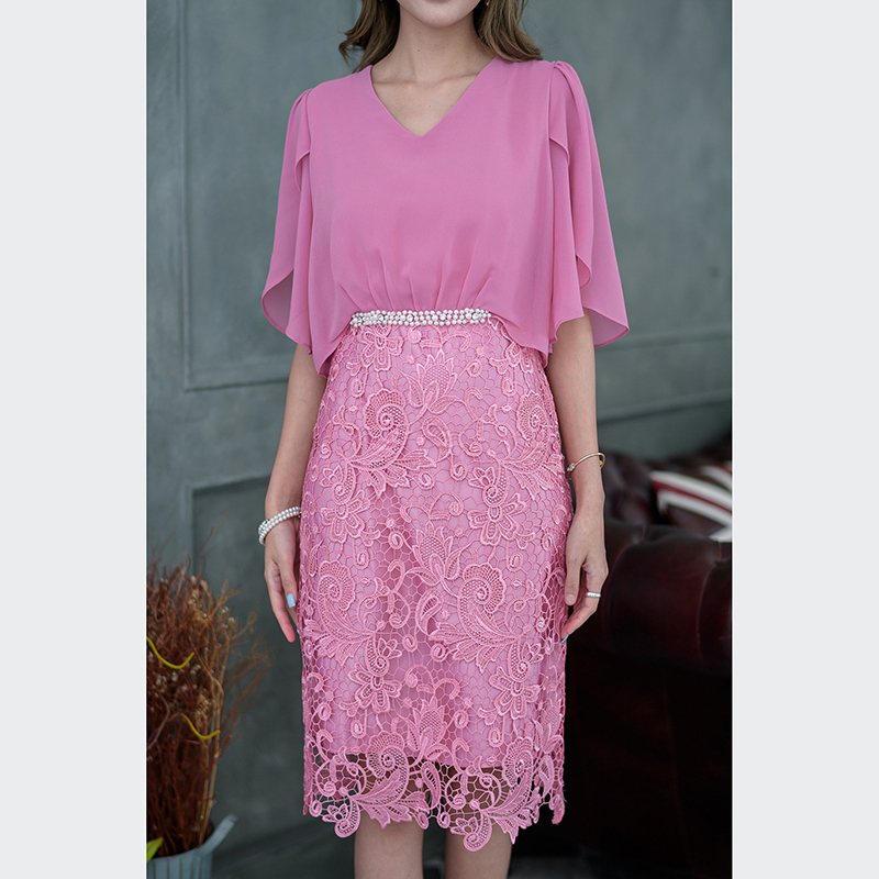 kudapy เดรสสั้นแต่งระบายไหล่ผ้าชีฟอง คอวีสีชมพู/สีเขียวเข้ม แต่งดีเทลเพิ่มความหวานช่วงเอวด้วยการปักมุกด้วยน๊า