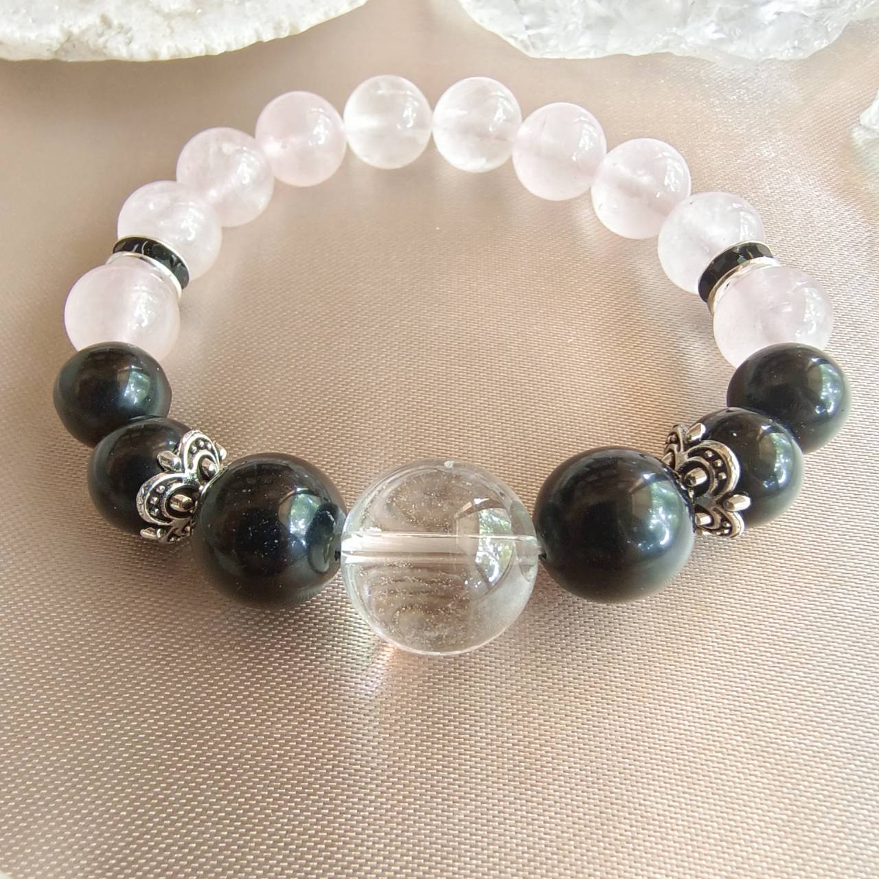 สร้อยข้อมือหินสะเก็ดดาวร้อยกับโรสควอตซ์และคริสตัลควอตซ์