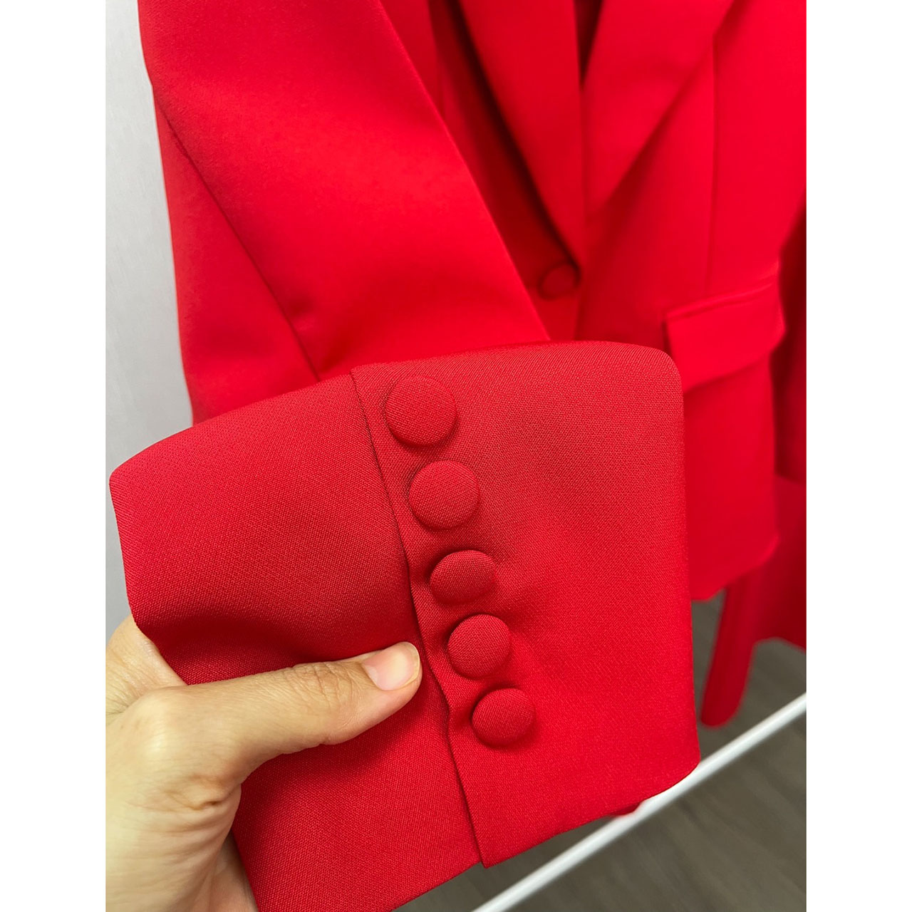 kudapy setsuit เสื้อ+กางเกง ตัวเสื้อออกแบบให้มีกระดุมปั้มผ้าเดียวกับสูท 1 เม็ดติดได้จริง กระเป๋าจริง มีซับในทั้งตัว