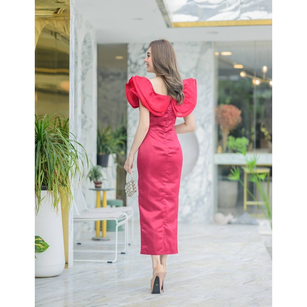 kudapy maxi เดรสยาวสีแดง/สีกรม ผ้าซาตินเกรดหนา ใส่เปิดไหล่คลุมไหล่ ใส่ออกงาน