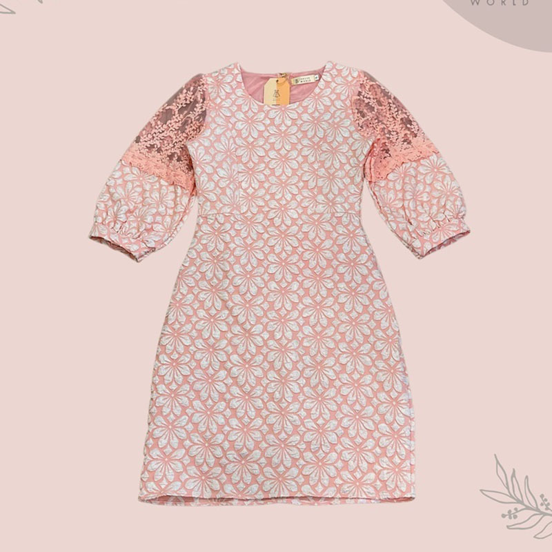 kudapy เดรสสั้นสีชมพู/สีขาว/สีแดง ผ้าทอลายนูนดอกไม้แขนตาข่าย