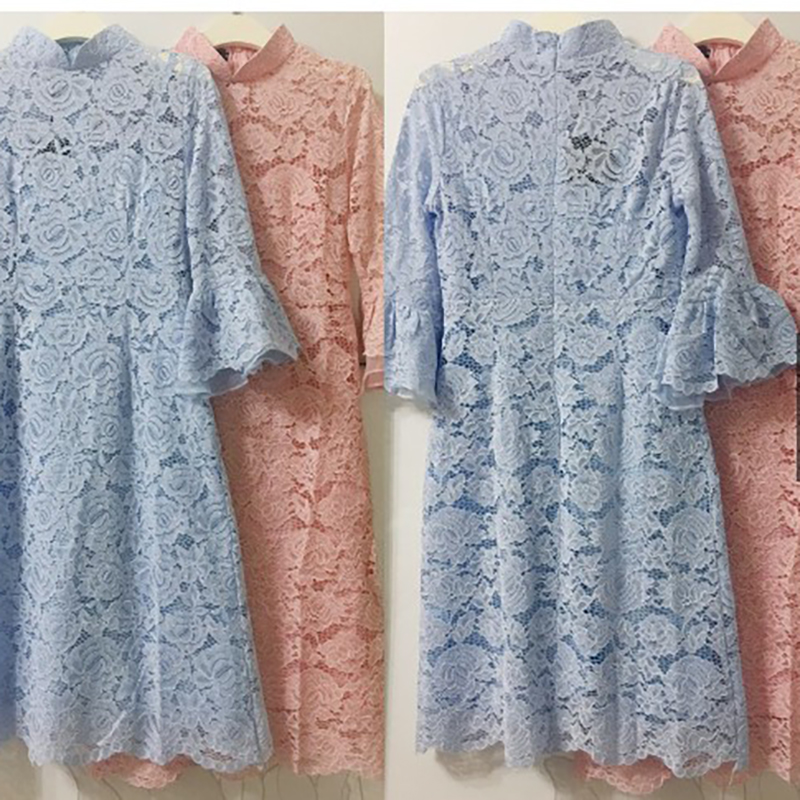 kudapy เดรสลูกไม้สีฟ้า/ชมพู แขนสามส่วนแต่งระบายบาน คอปิด กระโปรงทรงเอบาน มีซับในในตัว ซิบซ่อนด้านหลัง