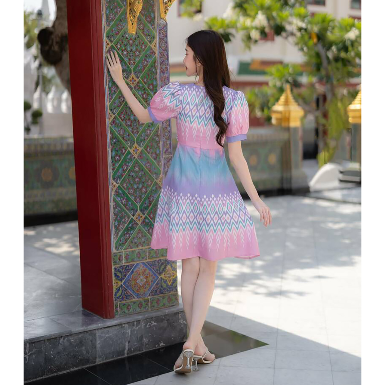 kudapy เดรสสั้นสีขาว/สีชมพู ผ้าลายไทยคอหยักแต่งกระดุมทรงบาน