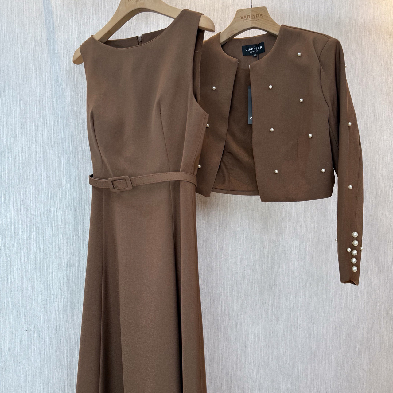 kudapy เซ็ท 3 ชิ้น เดรสออกมาให้เข้ารูปเอวสูง มีฟองน้ำในตัว ซิปด้านหลัง เสื้อครอปสวยหรูด้วยการตกแต่งไข่มุก มีตะขอติดเสื้อให้ ครอปมีรองบ่าบางๆ