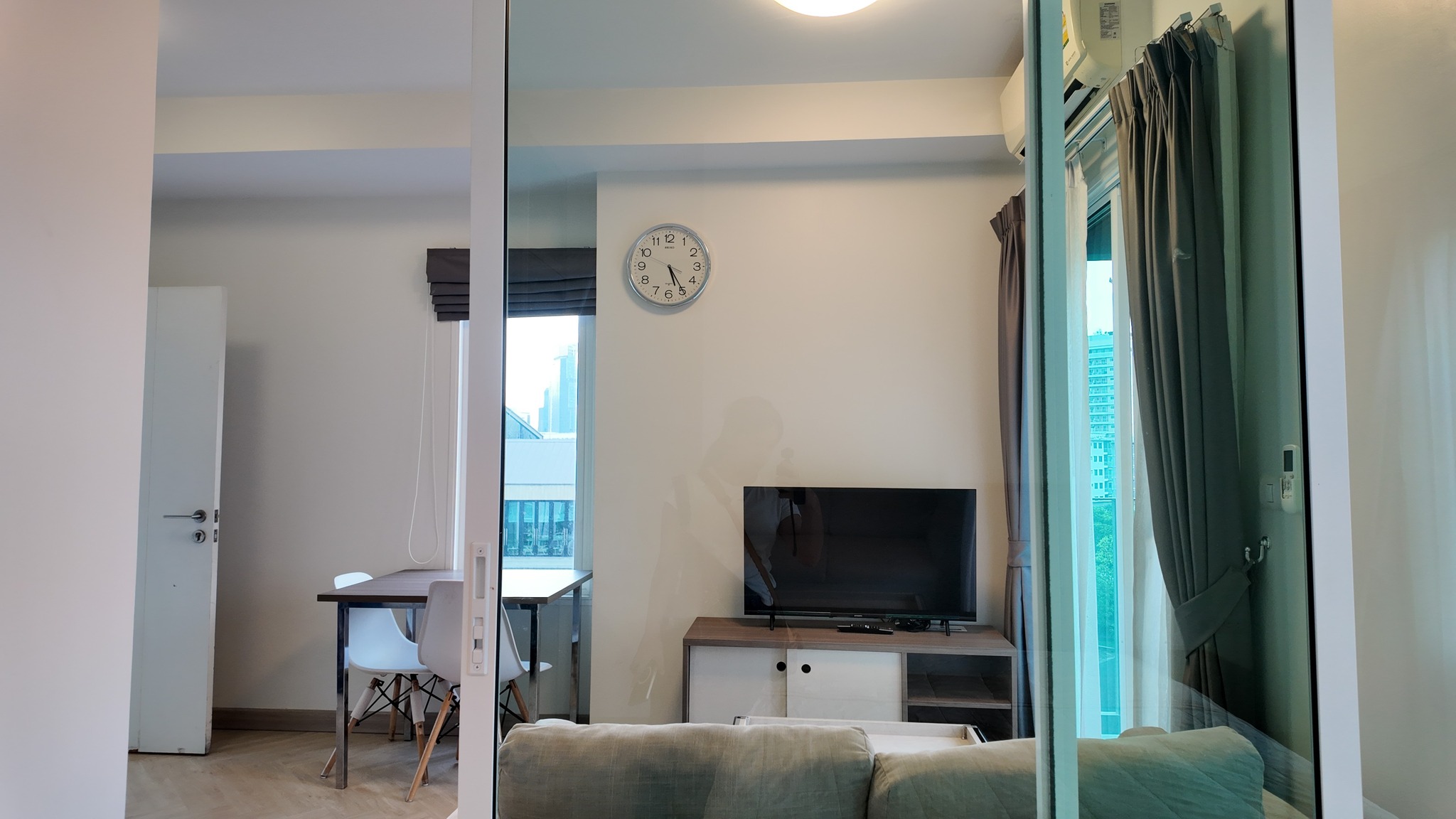 ให้เช่าคอนโด Chapter One Eco Ratchada - Huai Khwang (แชปเตอร์ วัน อีโค รัชดา - ห้วยขวาง) โซนพื้นที่ MRT ห้วยขวาง ห้องมุมแบบ 1ห้องนอน / 1ห้องน้ำ · ขนาดห้อง 30 ตรม. ชั้น 5 ตึก C