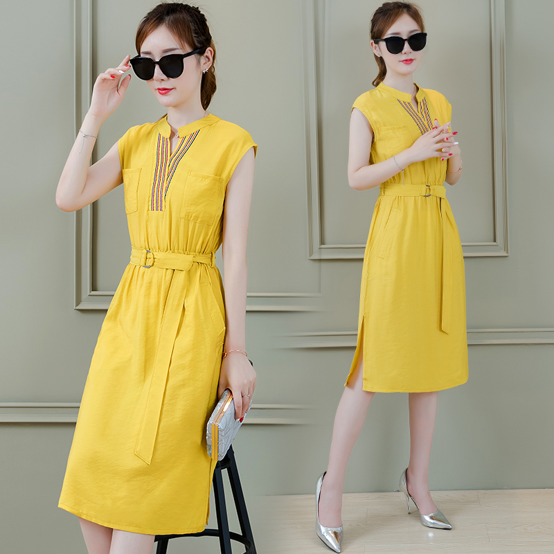 ชุดเดรสสีเหลืองนวล ผ้าคอตตอน ไหล่บ่าล้ำ
