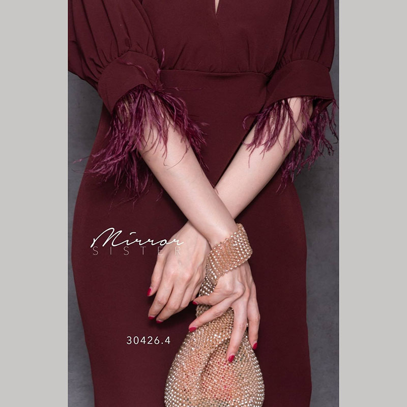 kudapy เดรสยาวสีเขียว/สีกรม/สีแดงเลือดหมู/สีชมพู ขนนกทรงเรียบง่าย แต่สวย แพทเทรินช่วงบนเป็นทรงค้าวคาว คอวี แขนกระปุกประมาณศอก สวยละมุนด้วยขนนกที่ปลายแขน ช่วงล่างเป็นกระโปรงทรงสอบ