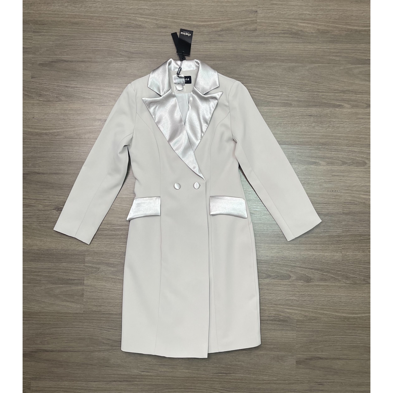 kudapy เดรสสูททรงสอบสีครีม/สีเทา เรียบหรู มีซับในทั้งชุด เป็นเดรสกระดุมหน้า กระเป๋าสามารถใช้งานได้จริง แต่งกระดุม 2 เม็ด