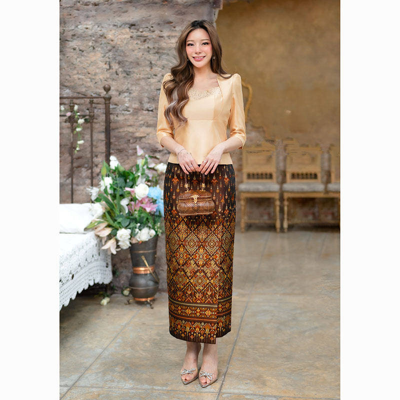 kudapy เชุดเซ็ทผ้าถุง+เสื้อผ้าไหมสี่เว้นจิตรลดาอัดกาวทั้งตัว เย็บซับในแบบกลับใส่สบายสวยมาก คอแหัวในแต่งกลิตเตอร์ช่วงอกเพิ่มความสวยงาม แขนเราทำแบบยกสวยหรูมาก