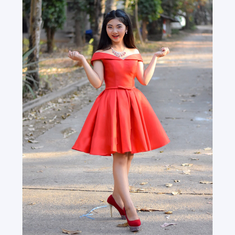 kudapy ชุดราตรีสั้นสีแดง แบบไหล่ปาด สไตล์วินเทจผ้าไหมดัชเชส กระโปรงทรงA แต่งโบว์ช่วงเอว (เชือกผูกหลัง)