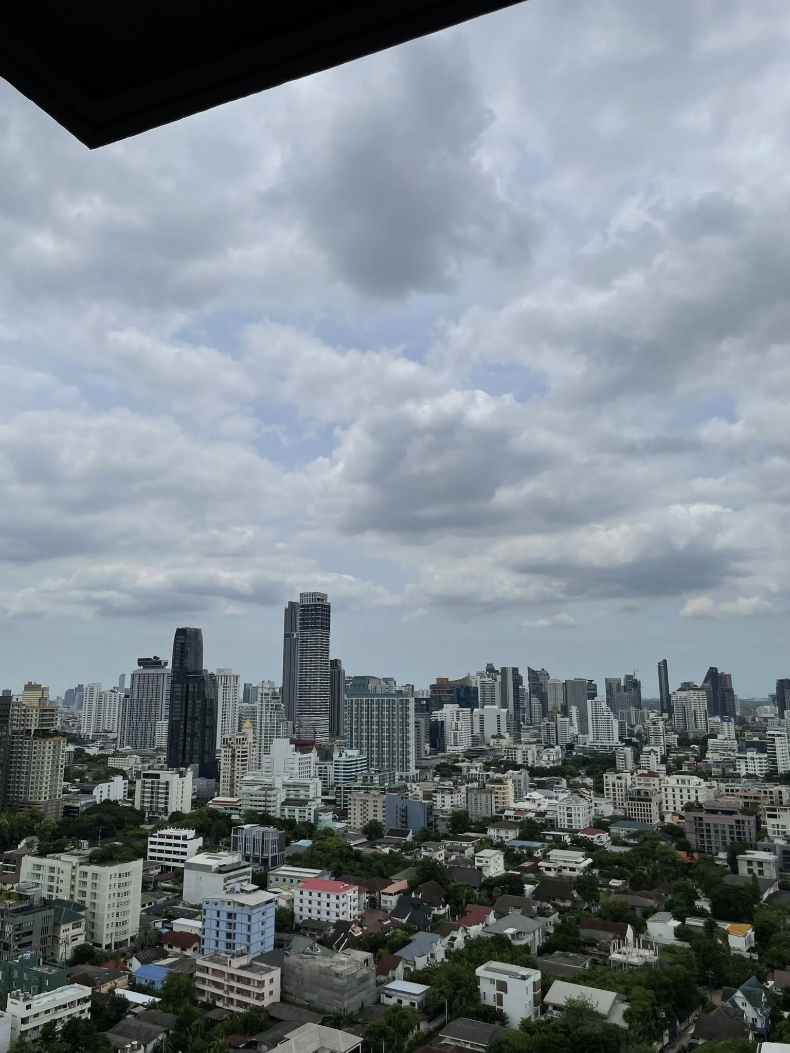 ให้เช่าคอนโด THE BASE Phetchaburi - Thonglor (เดอะ เบส เพชรบุรี - ทองหล่อ) โซนพื้นที่ MRT เพชรบุรี ห้องแบบ 1ห้องนอน / 1ห้องน้ำ ขนาดห้อง 33 ตรม. ชั้น 26