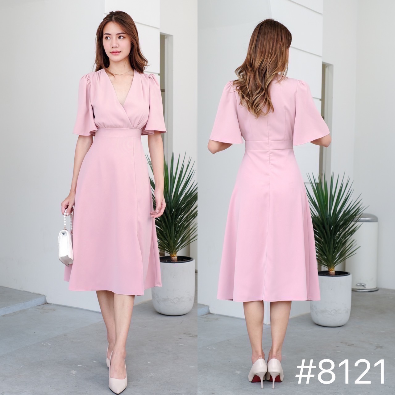 kudapy เดรสยาวสีชมพู แดงไวน์ น้ำตาล ฟ้าคราม เขียวอมเทา คอวีป้ายแต่งจีบใต้อก ไหล่จับจีบแขนทรงกระดิ่ง กระโปรงฟรีสะโพกผ่าหน้า