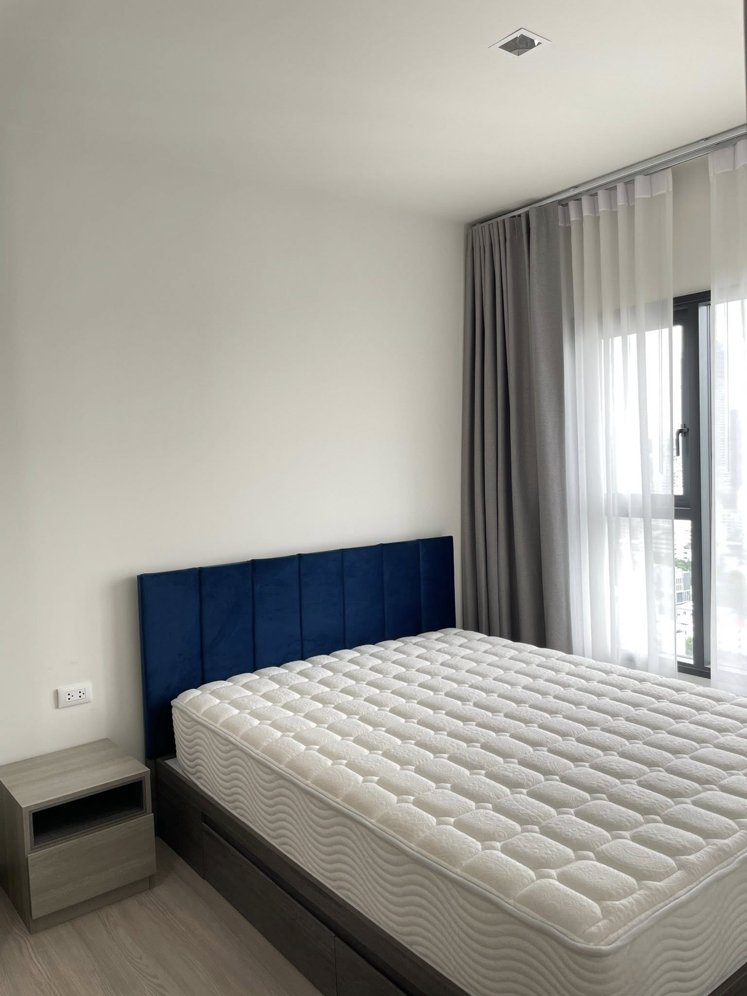 ให้เช่าคอนโด THE BASE Phetchaburi - Thonglor (เดอะ เบส เพชรบุรี - ทองหล่อ) โซนพื้นที่ MRT เพชรบุรี ห้องแบบ 1ห้องนอน / 1ห้องน้ำ ขนาดห้อง 33 ตรม. ชั้น 26