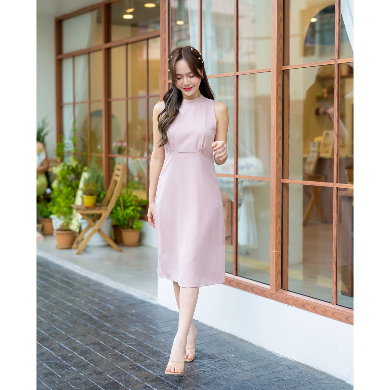 kudapy เดรสสั้นสีโอวัลติน/สีกรม/สีชมพู/สีแดง ช่วงเสื้อเป็นแขนกุดคอปีน สายผูกคอเป็นโบว์ด้านหลังต่อด้วยกะโปรงทรงเอพริ้วๆ ช่วงเอวจับจีบเล็กๆ