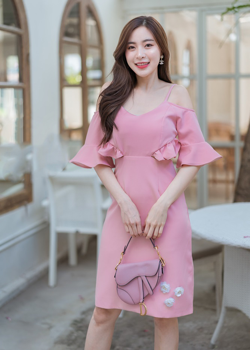 เดรสสั้นสายเดี่ยวสีชมพู ทรงปาดไหล่ ดีเทลเปิดข้างช่วงเอวทั้งสองข้าง