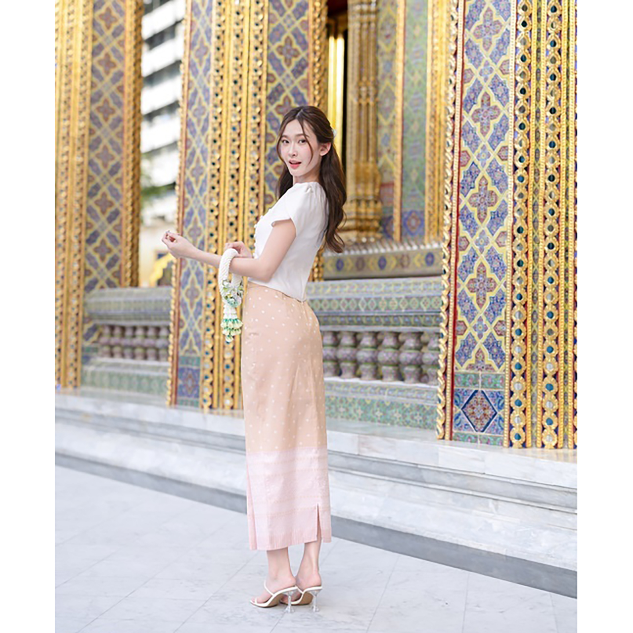 kudapy ชุดเซ็ทเสื้อสีขาว ชุดลิซ่าใส่+กระโปรงลายไทยสีชมพู/สีครีม