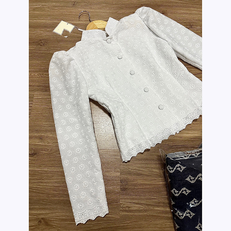 kudapy ชุดเซทเสื้อลูกไม้คอหยักแขนยาว แต่งกระดุมหน้าเรียงเม็ดเก๋ๆ เนื้อผ้าลูกไม้ฝรั่งเศส าพร้อมกับผ้าถุงสำเร็จรูป ซิปหลัง ไหมแพรทิพย์ทอลาย อัดกาว