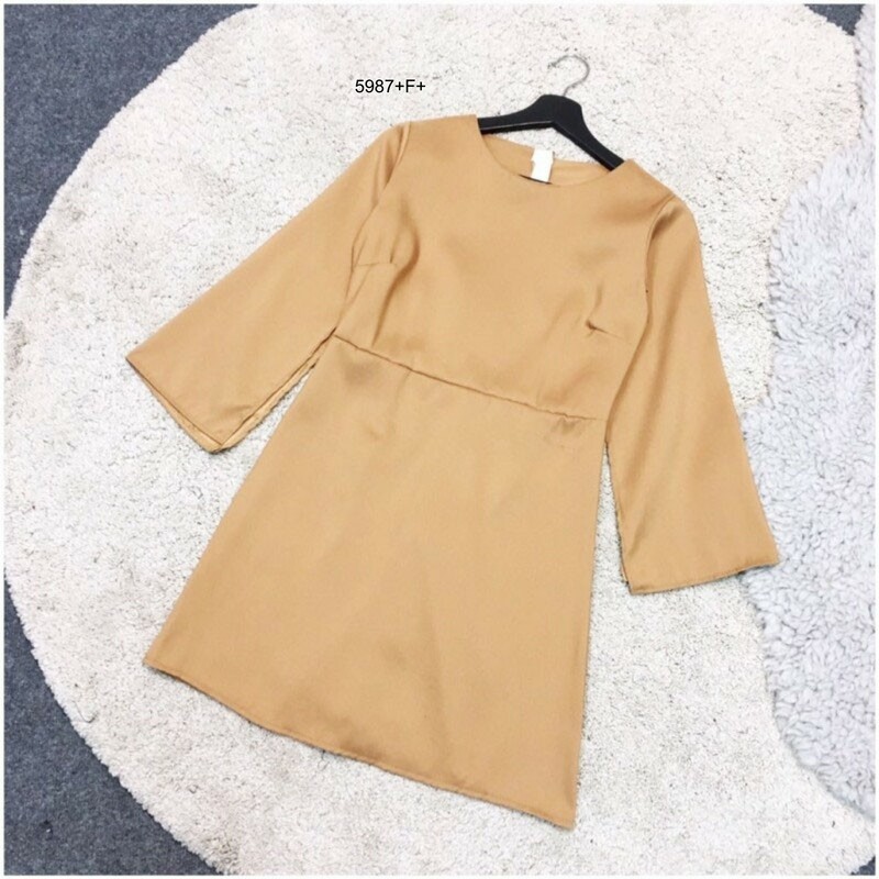 kudapy ชุดเดรสดีไซน์เก๋ แพทเทิร์นช่วงบนโดดเด่น แขน 2 ข้างแต่งผ่า คลุมหลังแขนตรงช่วงแขน ช่วงกระโปรงเป็นทรงเอ