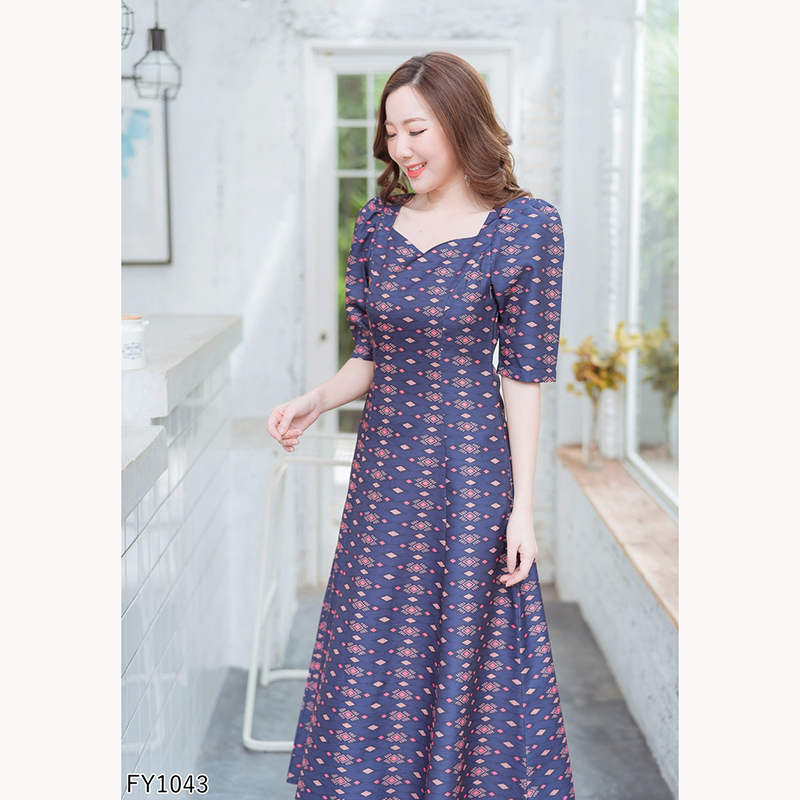 kudapy เดรสยาวผ้าไทยพิมพ์ลายสีแดง/สีชมพู/สีกรม คอเหลี่ยม หยักแขนตุ๊กตา ลายไทยทรงสวย