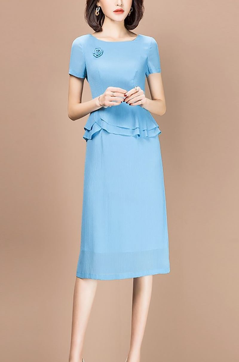 ชุดเดรสสีฟ้าผ้าชีฟองเนื้อดี ผ้านิ่มมาก มีลายเส้นในตัว