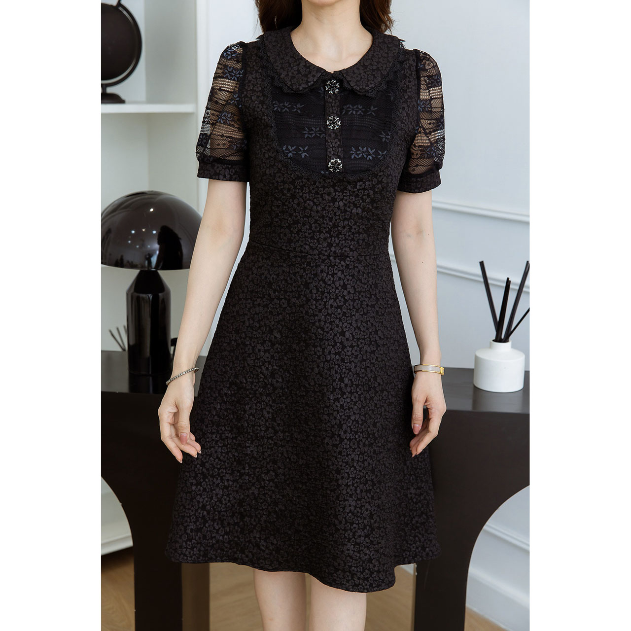 kudapy เดรสสั้นสีขาว/สีดำ คอปกผ้าแจ็คกาด สวยหรูดูดีแนะนำเลยค่ะ ชุดนี้ดีเทลสวยมาก เป็นคอปกแต่งลูกไม้รอบขอบปก