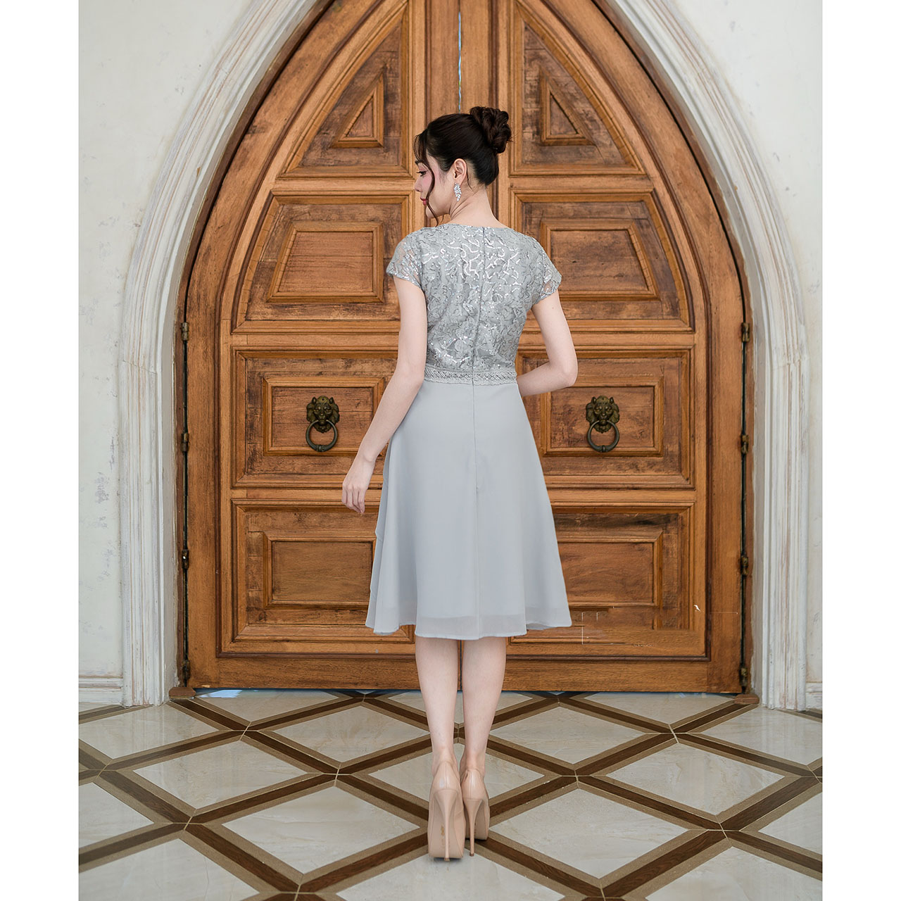 kudapy เดรสสั้นสีเทาซิลเวอร์/สีครีมทอง/สีแดง กระโปรงเลเยอร์สามชั้น เสื้อคอวีเป็นผ้าลูกไม้เลื่อม กระโปรงผ้าชีฟอง เอวตกแต่งอะไหล่ลูกไม้เป็นเข็มขัดดีเทลสวย