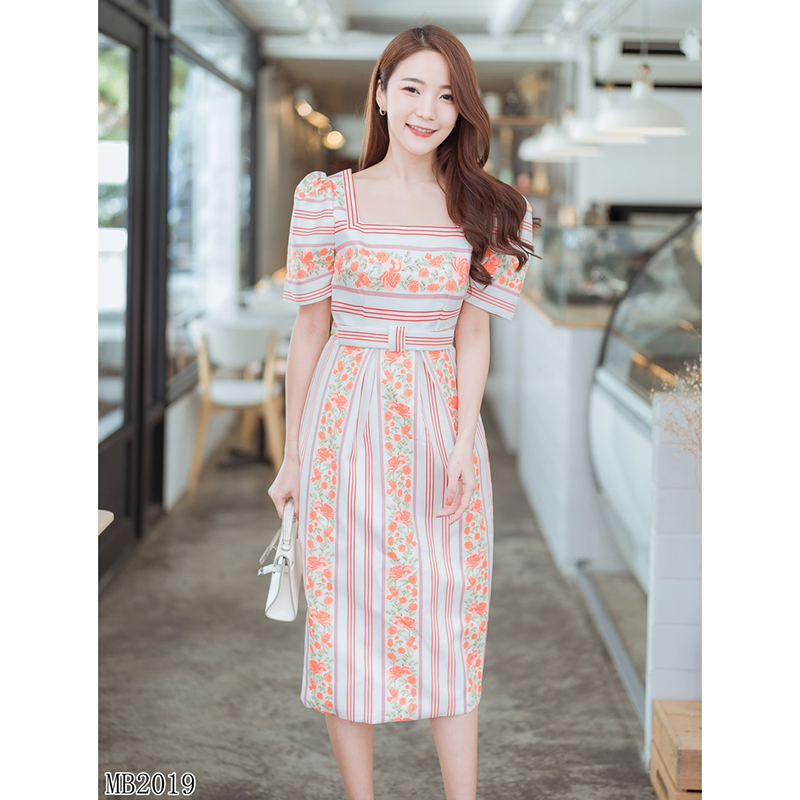 kudapy เดรสสั้นสีขาว คอเหลี่ยมลายเส้นกุหลาบ