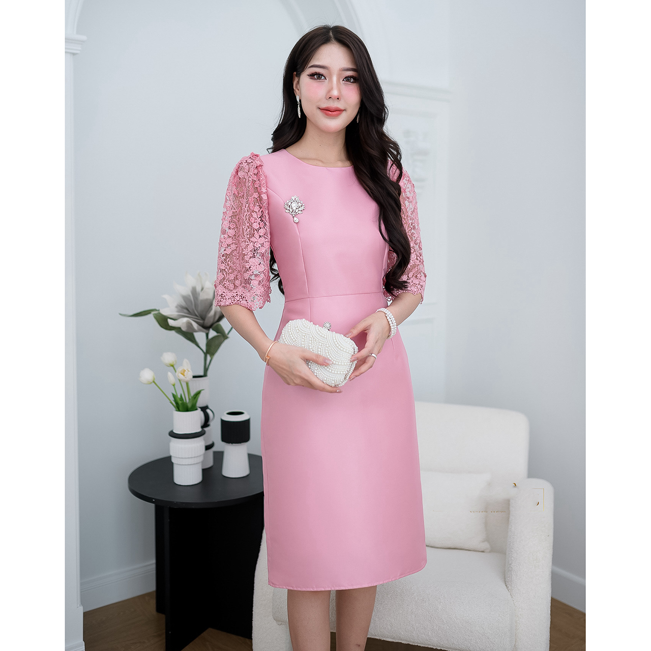 kudapy เดรสสั้นสีชมพู/สีเขียว ผ้าไหมญี่ปุ่นดีไซน์เรียบหรู ช่วงแขน แขนทรงกระบอกใหญ่ใช้ผ้าลูกไม้เงาทอลายดอกไม้ มีซับในและแต่งซิปหลัง