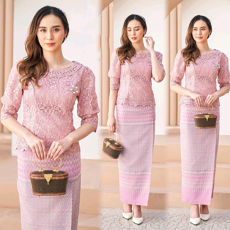 kudapy เซ็ทเสื้อลูกไม้ใยบวบสีม่วงชมพู ดอกลอยเกรดพรีเมี่ยม+ผ้าถุงเป็นผ้าไหมแพรวากาฬสินทร์สำเร็จรูปอัดกาวอย่างดี