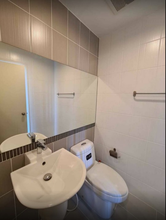 ให้เช่าห้องพร้อมเฟอร์และเครื่องใช้ไฟฟ้ามีเครื่องซักผ้า สอบถามแอด Line ID : Smile-easy ที่ เดอะ สเตจ เตาปูน - อินเตอร์เชนจ์