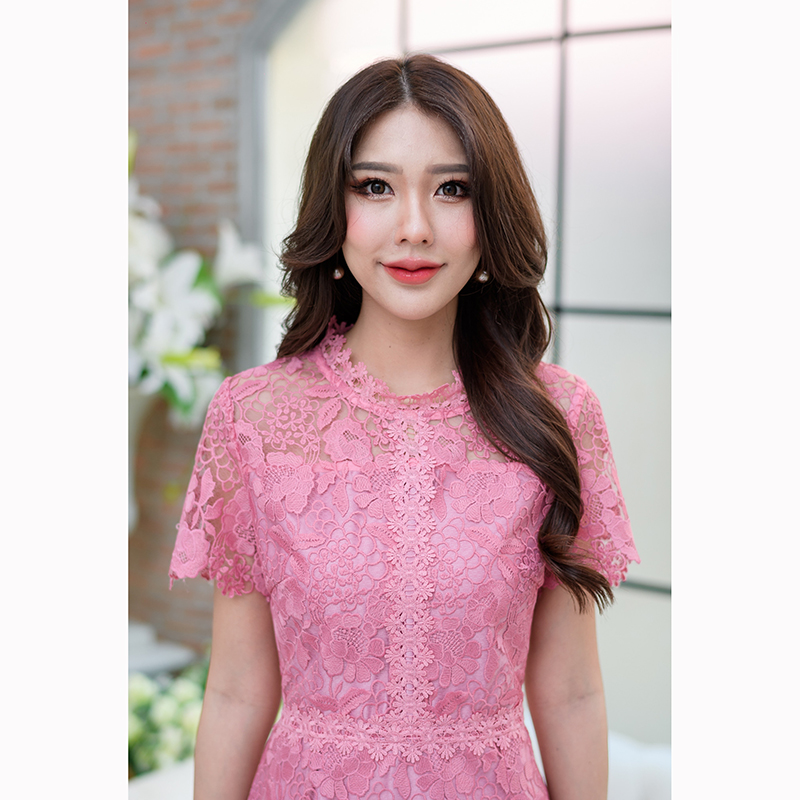 kudapy เดรสสั้นสีชมพู/สีฟ้า ลูกไม้ลายสวยหวาน ดีไซน์ขนสั้น ทรงต่อเอว และตกแต่งด้วยลูกไม้ทั้งรอบเอว ช่วงอก และคอ