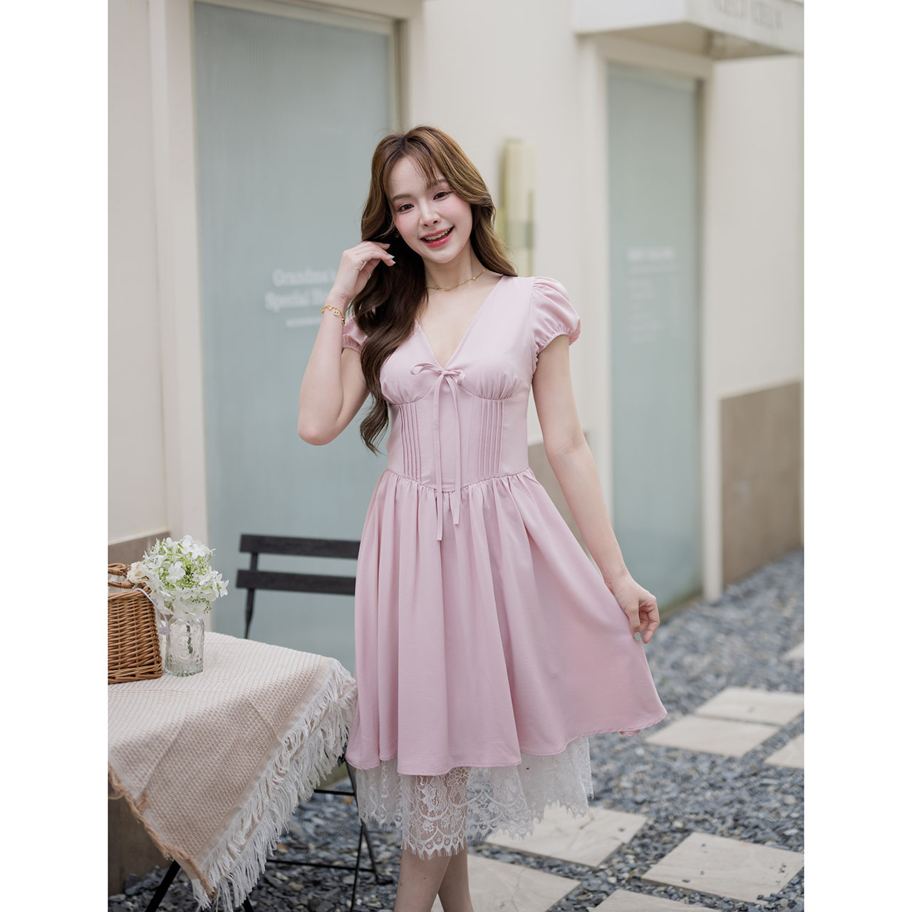 kudapy เดรสพาสเทลสไตล์เกาหลีกลิ่นอายความอบอุ่นแบบสาวโซลในวันสบาย ๆ คัตติ้งสวยตัวเดรสเป็นทรงคอร์เซ็ตช่วงลำตัว ดีไซน์จับจีบช่วงเอวให้ดูมีเชฟ