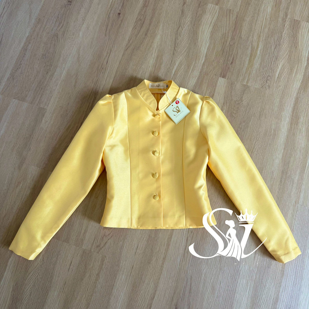 kudapy ชุดไทยจิตรลดาสีเหลืองละมุน ดีเทลแขนยาว คอจีน กระดุมหน้า งานผ้าไหมอิตลลี่ ผ้าถุงสำเร็จรูป อัดกาว ซิปหลัง