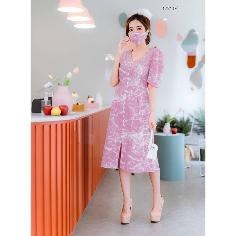 kudapy เดรสยาวสีแดง/ชมพู ผ้าลายหินแตก+แมสปิดปาก+ยางมัดผมโดนัทผ้าแก้ว เดรสคอวี ทรงแขนพองนิดๆ