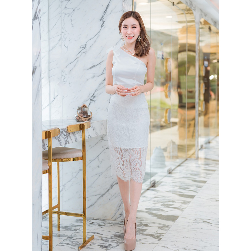 kudapy เดรสสั้นสีขาว ไหล่เดี่ยวโบว์ต่อลูกไม้สวยใสดูดี