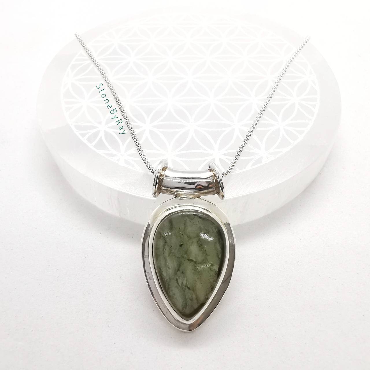 สร้อยคอเงินจี้สะเก็ดดาวโมดาไวท์ Moldavite