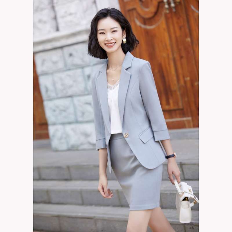 kudapy ชุดสูททำงานผู้หญิงสีเทา/สีชมพู แต่งกระดุมหนึ่งเม็ดแขนห้าส่วนพร้อมกระโปรง จุดเด่นของชุดนี้คือได้ลุคที่สดใส