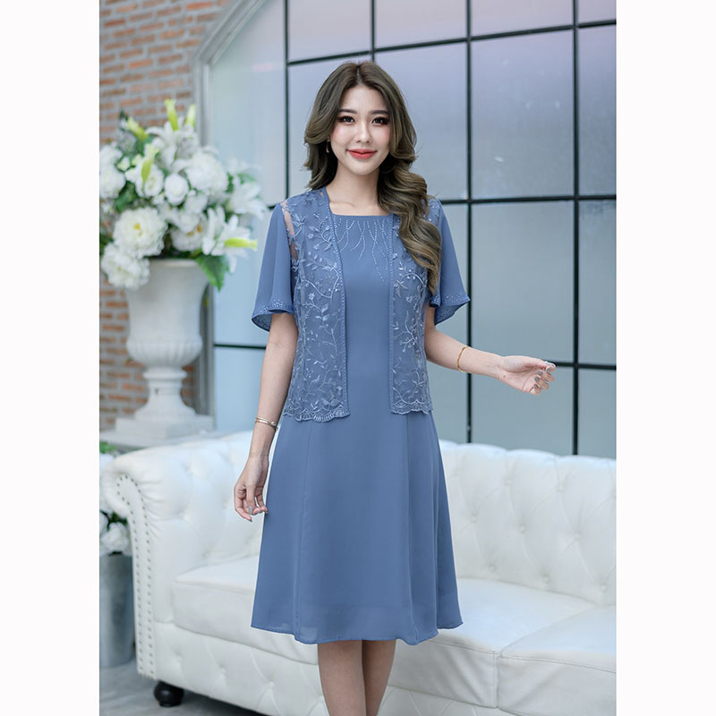 kudapy เดรสสั้นสีชมพู/สีฟ้าคราม 2 ชิ้น ด้านในเป็นเดรสแขนกุด ตกแต่งเพชรช่วงคอเพิ่มความหรูหรา ด้านนอกเป็นผ้าลูกไม้เงาแต่งแขนชิฟฟ่อน