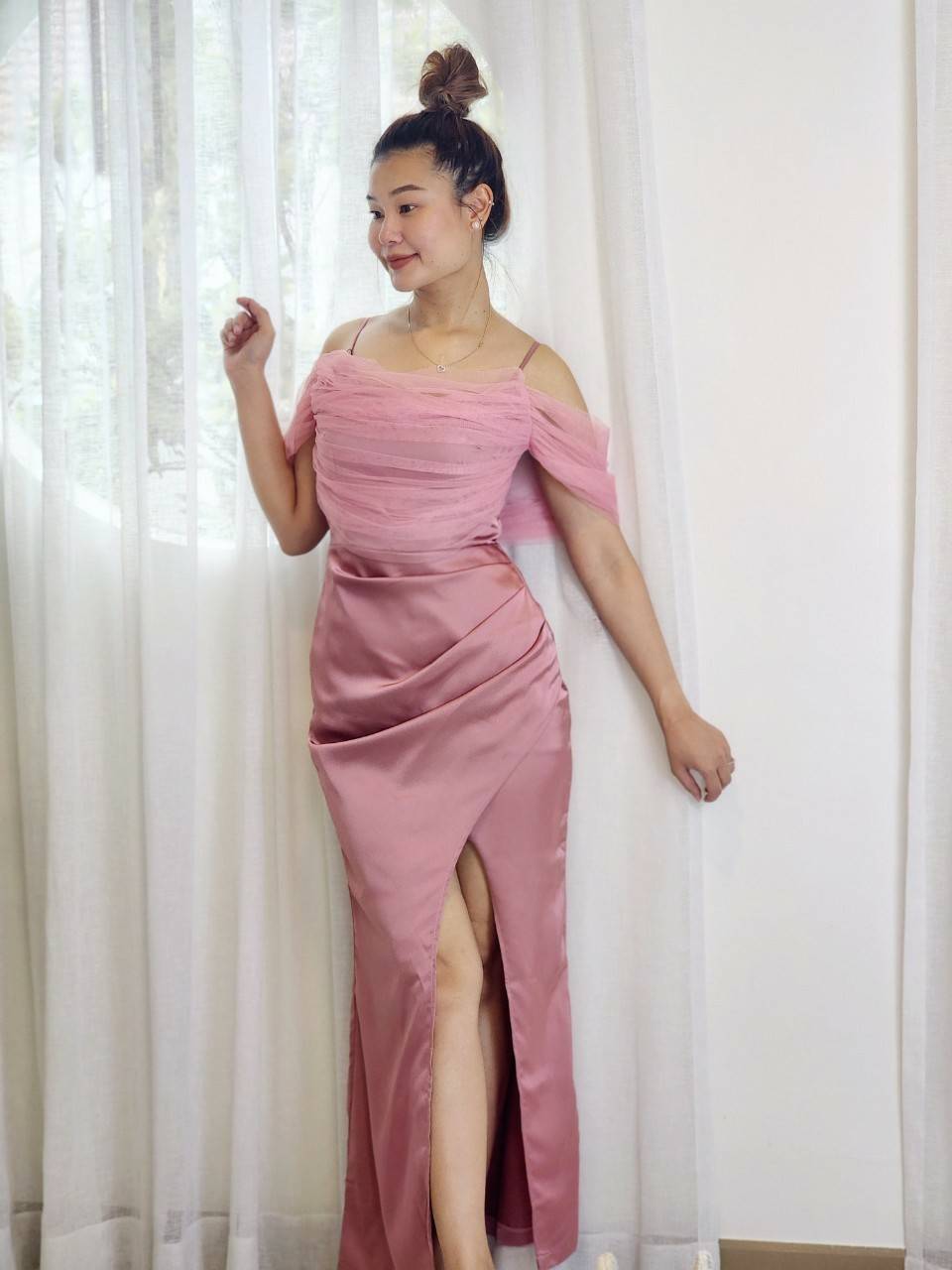 kudapy เดรสยาวออกงาน ปาดไหล่ แต่งสายเดี่ยว เดรสผ้าเครปซาตินเนื้อนิ่มลื่น S M L XL 2XL ยาว 58 นิ้ว