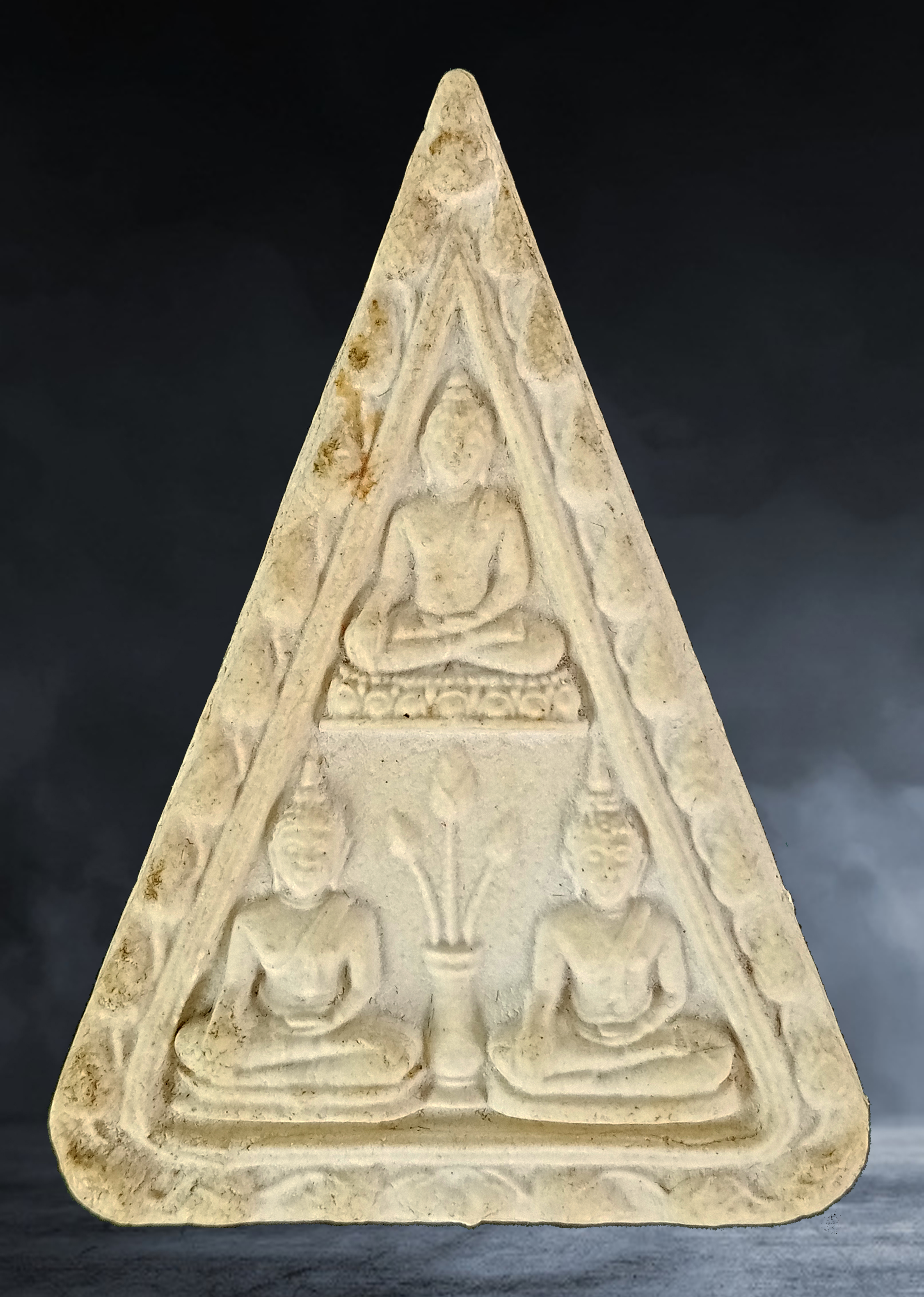 พระสาม หลัง หลวงปู่เผือก วัดกิ่งแก้ว จ.สมุทรปราการ เนื้อผง ปี ๒๕๒๓