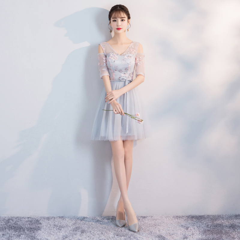 kudapy เดรสราตรีออกงานสีเทา ตัวเสื้อปักลายดอกไม้สีชมพูอ่อน