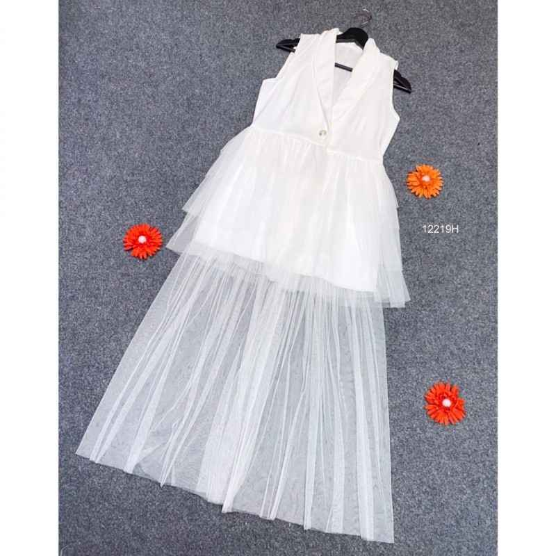 kudapy เดรสสูทแขนกุดสีขาว แต่งกระดุมหน้า แต่งผ้าตาข่ายระบายชั้นๆ