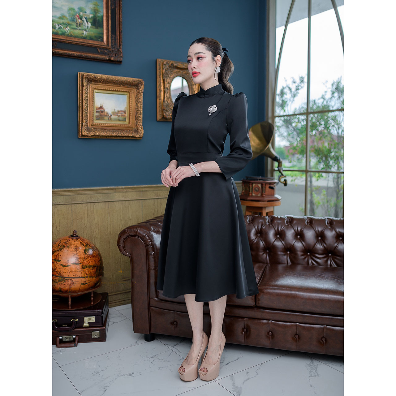 kudapy เดรสสั้นสีดำ/สีทอง ชุดไทยจิตรลดา ทรงแขนห้าส่วน ผ้าอัดกาวให้แล้วทั้งชุด เนื้อผ้านิ่มใส่สบาย เดรสความยาวคลุมเข่าใส่สวยสุภาพ