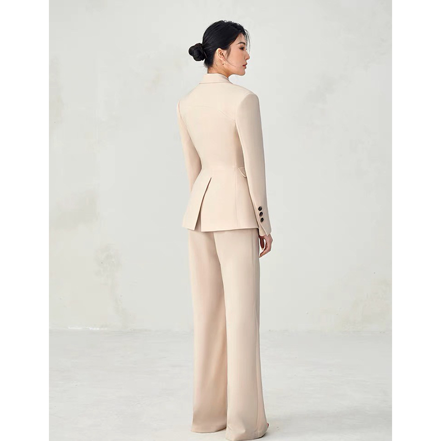 kudapy Set suit ชุดสูทสีครีมรุ่นนี้เป็นอีกรุ่นที่แนะนำมากก ตัวเสื้อออกแบบมาให้ดูยาว ผอมสูง ดีไซน์เย็บต่อชายเสื้อ แต่งกระเป๋าหลอก