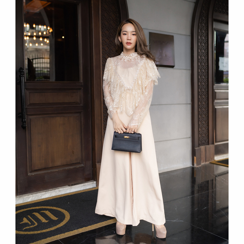 kudapy เซตเสื้อลูกไม้ผ้าสีครีม/สีชมพู/สีขาว ผ้าเนื้อนิ่มมากๆ แขนยาว ซิปหลัง แต่งระบายรอบอก แมทช์คู่กับกางเกงขายาว ซิปหลัง ขาบาน